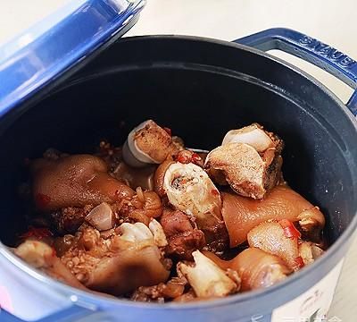 炖烂的香辣猪蹄软糯又美味(五香香辣猪蹄的做法)图10