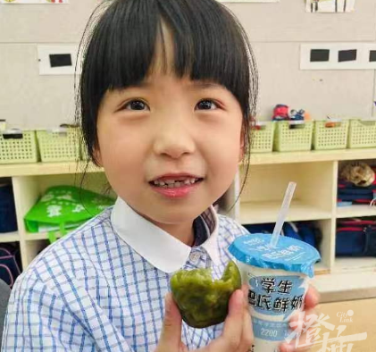 葱油鲍鱼、白灼基围虾、海参目鱼花、清蒸鸦片鱼……杭州小学食堂的春季菜单上新了！你家娃吃得如何？