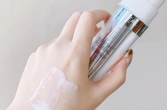 女人不管什么肤质，功效护肤品别乱用，这5款精华才是物超所值