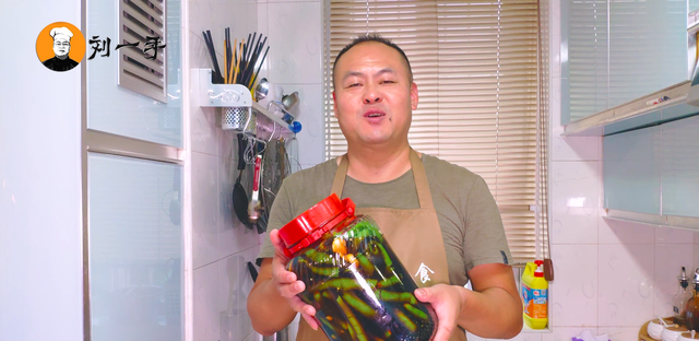 用了20年的腌辣椒做法，老刘手把手教你，香辣过瘾，放一年不会坏