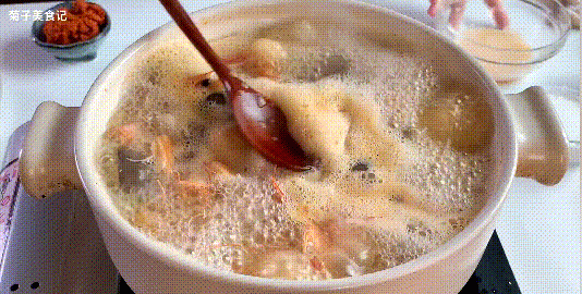 一碗开胃酸辣的冬阴功汤，原来有这么多的香料，在家做其实很简单