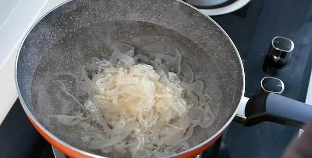 海蜇试试这种做法，几分钟就可以搞定，脆嫩爽口非常开胃