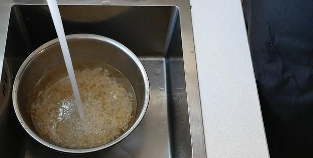海蜇试试这种做法，几分钟就可以搞定，脆嫩爽口非常开胃