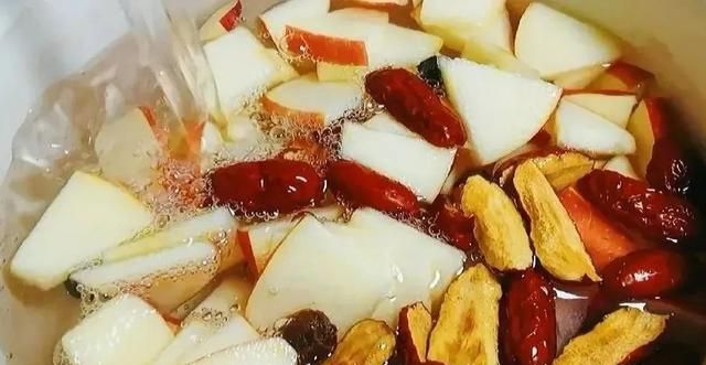 苹果和它煮水吃、补气血安神、延缓点衰老！