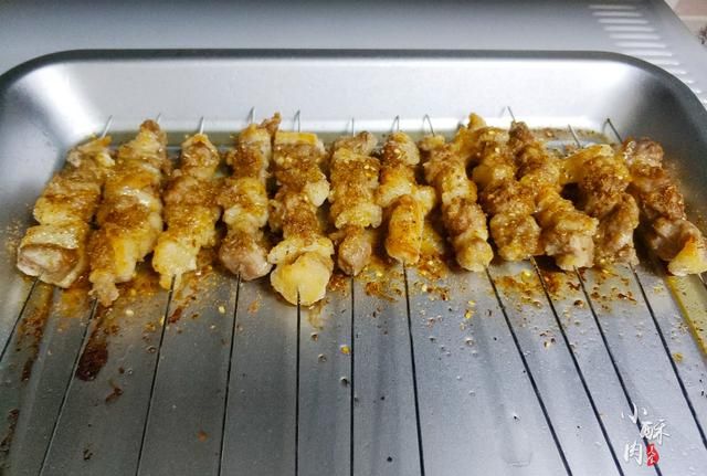 20年烧烤师傅教你烤羊肉串和羊肉串腌制方法，这一味调料千万别加