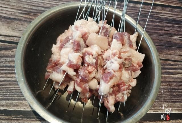 20年烧烤师傅教你烤羊肉串和羊肉串腌制方法，这一味调料千万别加
