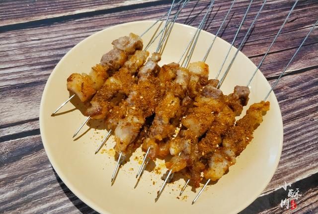20年烧烤师傅教你烤羊肉串和羊肉串腌制方法，这一味调料千万别加