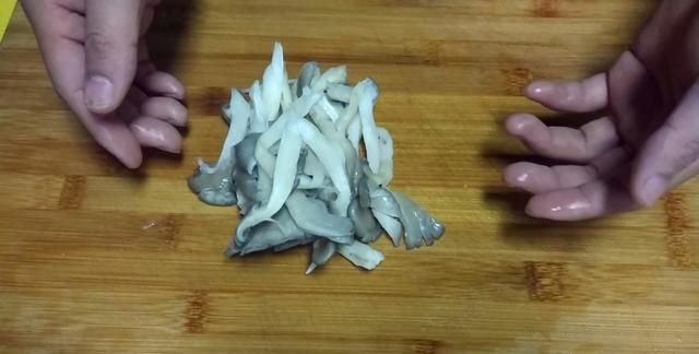 蘑菇汤怎么做,鲫鱼蘑菇汤怎么做图3