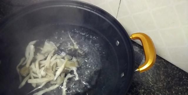 蘑菇汤怎么做,鲫鱼蘑菇汤怎么做图6