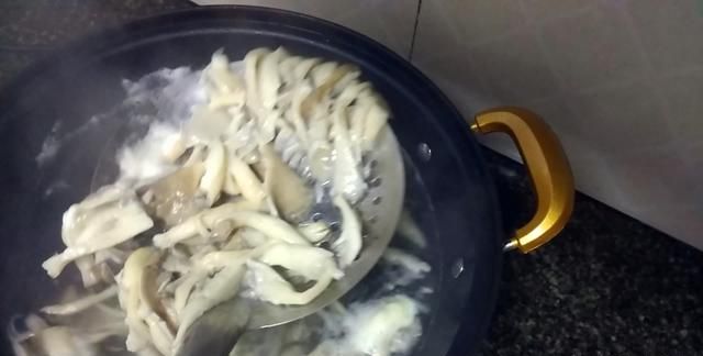 蘑菇汤怎么做,鲫鱼蘑菇汤怎么做图7