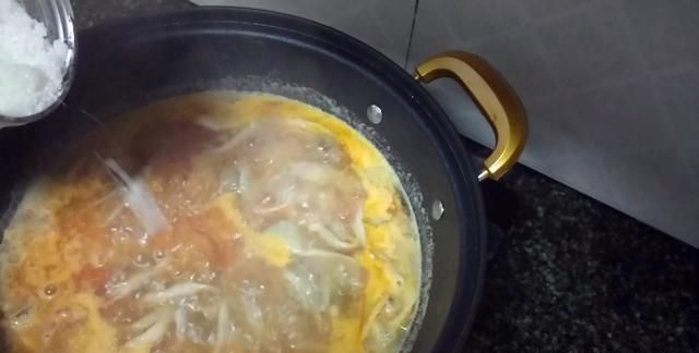 蘑菇汤怎么做,鲫鱼蘑菇汤怎么做图11