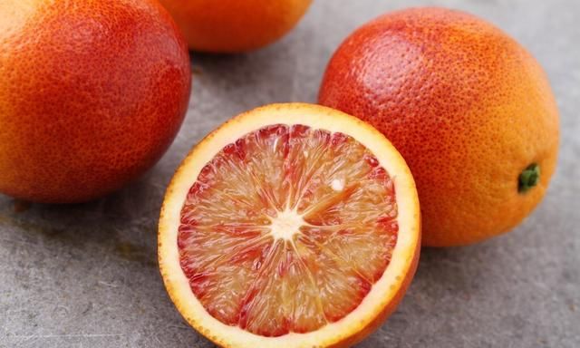 买橙子时，血橙和脐橙有啥不同？营养差别大，学会别再乱买了