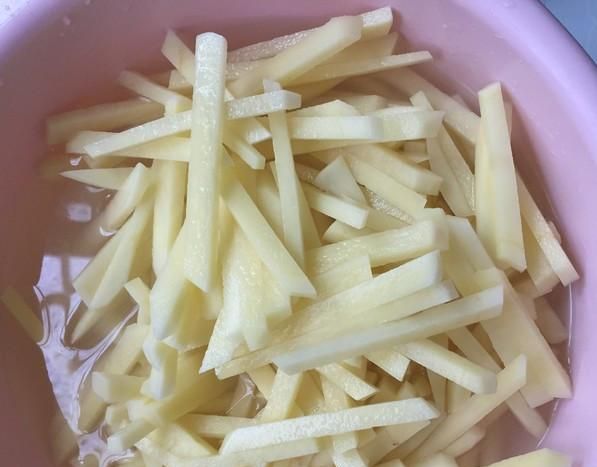 炸薯条时，千万不要直接下锅了！多这1步，又脆又好吃，真香