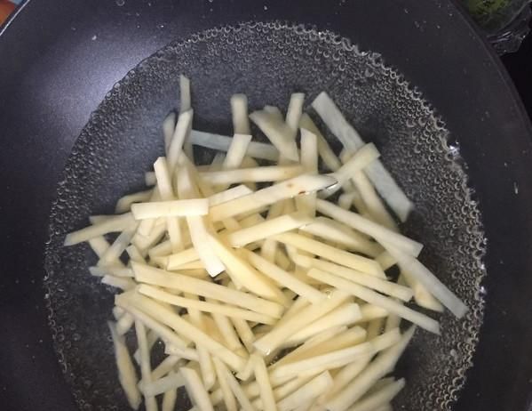 炸薯条时，千万不要直接下锅了！多这1步，又脆又好吃，真香