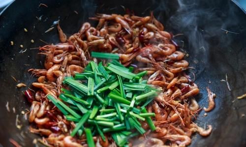 韭菜炒河虾怎么做好吃图12