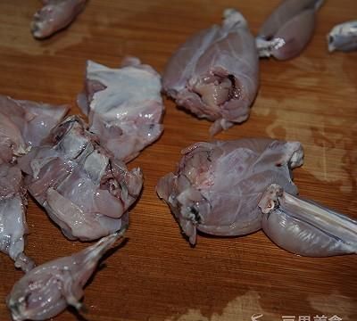 干锅牛蛙的做法