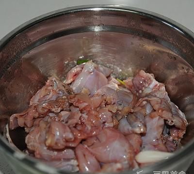 干锅牛蛙的做法