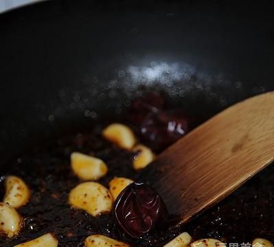 干锅牛蛙的做法