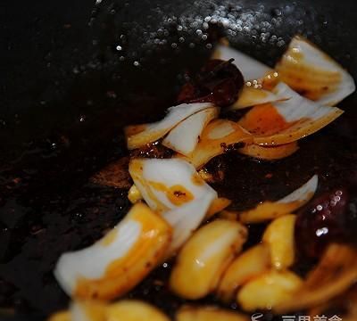 干锅牛蛙的做法