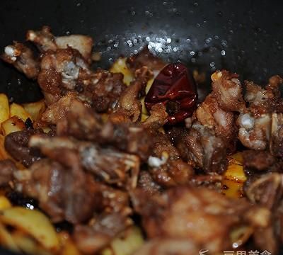 干锅牛蛙的做法