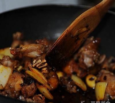 干锅牛蛙的做法