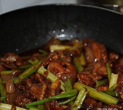 干锅牛蛙的做法