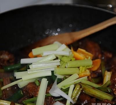 干锅牛蛙的做法