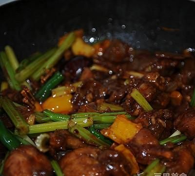 干锅牛蛙的做法