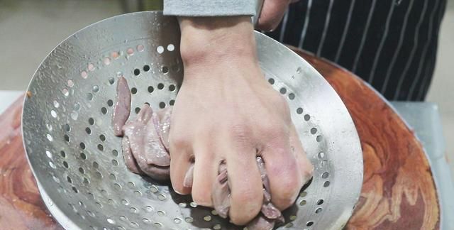 厨师长分享“土匪猪肝”做法，香辣过瘾，每次客人过来都要点一盘