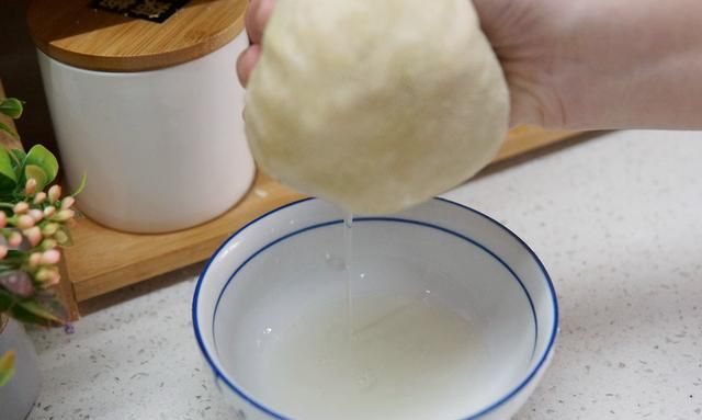 做白菜猪肉馅饺子，怎样能饱满不散？记住3个诀窍，好吃多汁