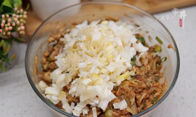 做白菜猪肉馅饺子，怎样能饱满不散？记住3个诀窍，好吃多汁