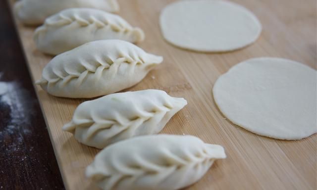 做白菜猪肉馅饺子，怎样能饱满不散？记住3个诀窍，好吃多汁
