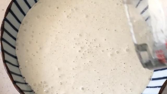 一碗大米，一碗绿豆，筷子搅一搅，口感劲道，一人一盘不够吃