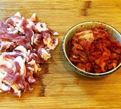 超经典的开胃的辣白菜五花肉炒饭在家也能做