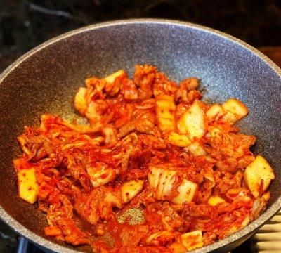 超经典的开胃的辣白菜五花肉炒饭在家也能做
