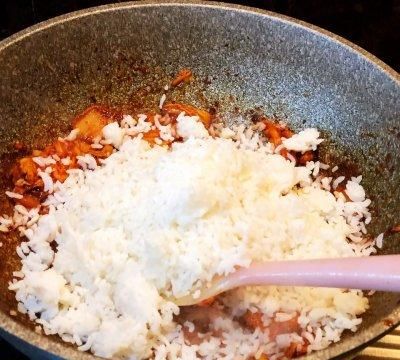 超经典的开胃的辣白菜五花肉炒饭在家也能做