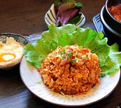 超经典的开胃的辣白菜五花肉炒饭在家也能做