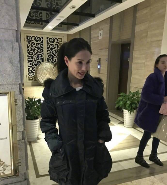 冻龄女神李若彤，岁月没有在她脸上留下痕迹，只因她坚持这样做