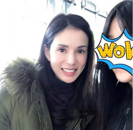 冻龄女神李若彤，岁月没有在她脸上留下痕迹，只因她坚持这样做