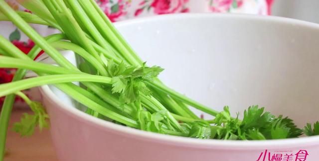 芹菜猪肉饺子这样调馅，鲜香多汁不油腻，不爱吃饺子都想吃2碗