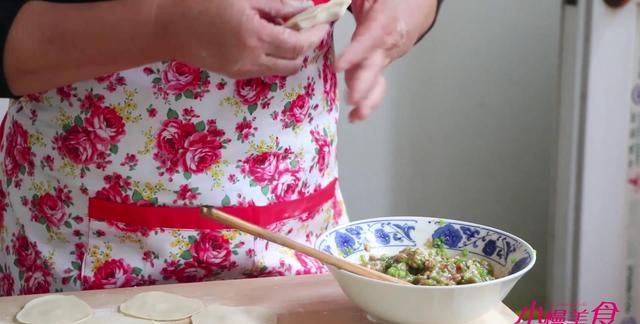 芹菜猪肉饺子这样调馅，鲜香多汁不油腻，不爱吃饺子都想吃2碗