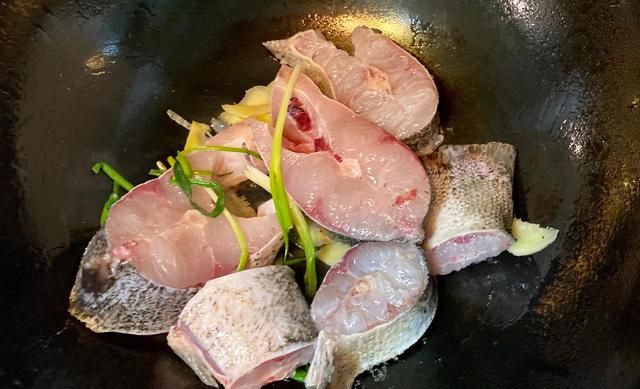 红烧鲢鱼块，方法简单做到3点，鱼肉嫩而不散，汤汁浓稠鲜香，赞