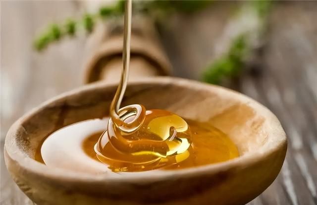 白醋跟蜂蜜一起喝能减肥吗？虽可辅助减肥，但肠胃不好的人不宜服用