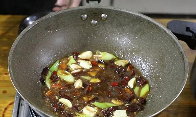 肘子的正确做法，色泽红亮又入味，2种味型任你选，过年露一手