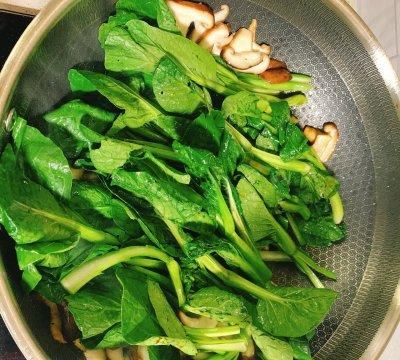 这道蒜蓉耗油菜心炒香菇，一上桌就被哄抢一空