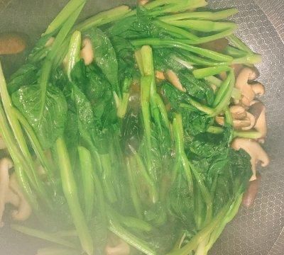 这道蒜蓉耗油菜心炒香菇，一上桌就被哄抢一空