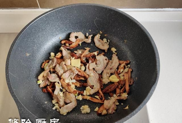 家常版的腐竹烧肉，吸满汤汁的腐竹，肥而不腻的五花肉，好吃下饭