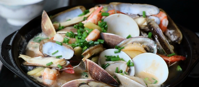 海鲜这种做法，广东人最喜欢，汤鲜味美，满满一大锅，超过瘾