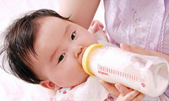 宝宝长大了奶粉该怎么喝？建议“该断就断”，既省钱又对娃身体好