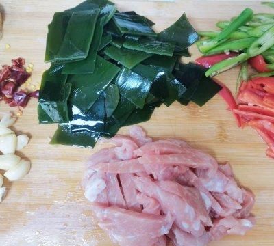 早晨来一碗海带炒肉，大人小孩都爱吃